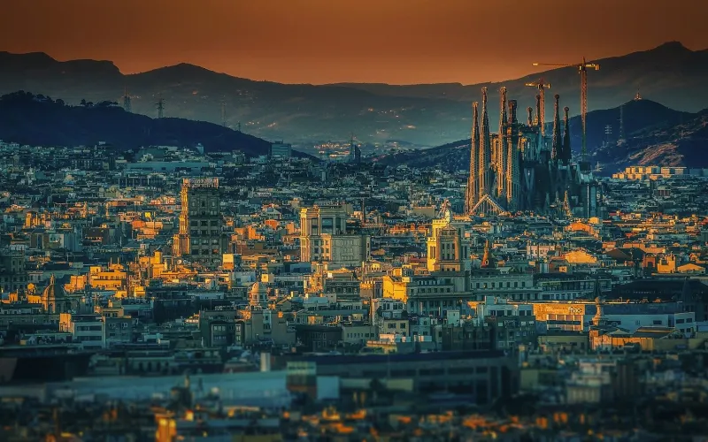 Descubriremos la ciudad, sus diferentes zonas y los monumentos más emblemáticos de Barcelona. La visita panorámica le permitirá orientarse y conocer de forma general, lo esencial de Barcelona.
