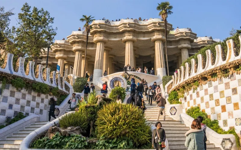 Visita dedicada a nuestro artista más apreciado, Antonio Gaudí, máximo exponente del modernismo en Cataluña. En ella, podremos visitar sus edificios más destacados, el Park Güell y la Sagrada Familia, además recorrer del Paseo de Gracia.