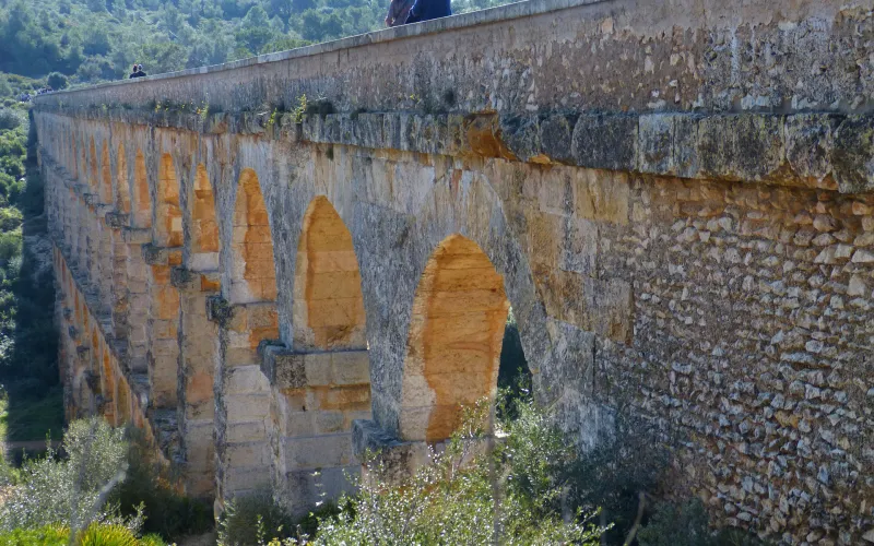 Situada en el sur de Cataluña, esta bonita ciudad mediterránea cuenta con uno de los conjuntos arqueológicos romanos más importantes y mejor conservados de España por ello, en el año 2000 fue declarado Patrimonio de la Humanidad.