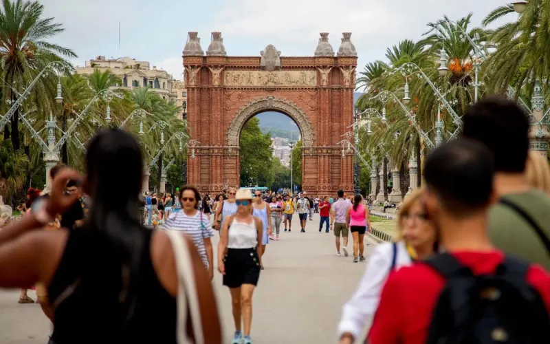 Mostrando Barcelona a un encantador grupo de estudiantes. #barcelonaguidesgroup #guiaoficialdebarcelona #visitasenbarcelona #visitasprivadasbarcelona #arcodetriunfobarcelona #guidedtour