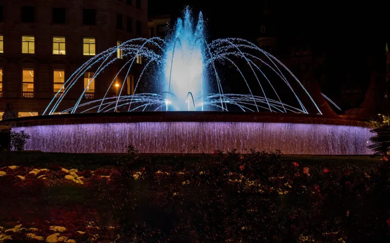 Visita nocturna para conocer uno de los espectáculos más famosos de la ciudad, la Fuente Mágica de Montjuïc, con sus juegos de agua y luces de colores, bailando al son de la música.