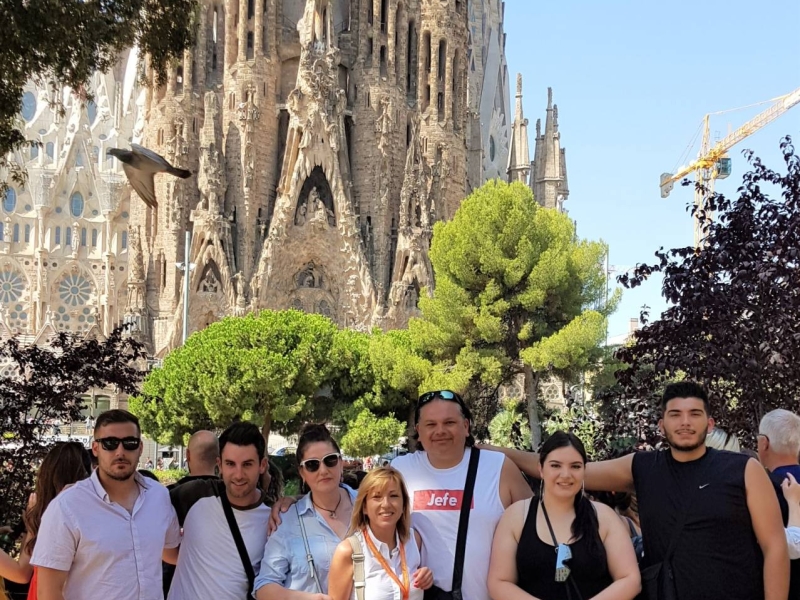 La Sagrada Familia es la obra maestra de Antonio Gaudí, el monumento más emblemático de nuestra ciudad y el más visitado del país con más de 4,500.000 de visitantes el año pasado. Disfrute de esta impresionante iglesia con una visita privada y sin colas.