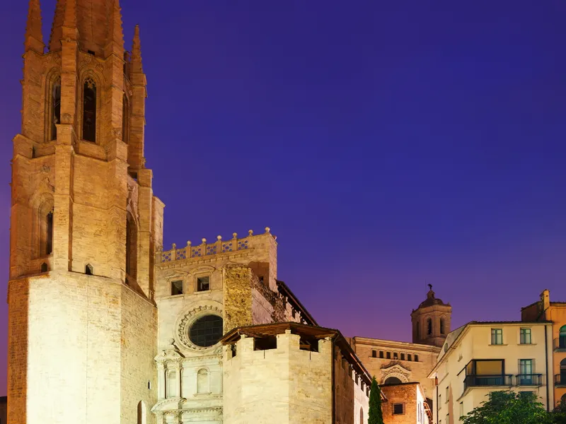 Descubriremos la Girona medieval con un agradable paseo, conoceremos su historia y veremos algunos de sus imponentes monumentos entre ellos, la Catedral, las murallas o su barrio judío que es el mejor conservado de Cataluña, además de disfrutar de las vistas sobre el río Onyar con sus casas de colores.