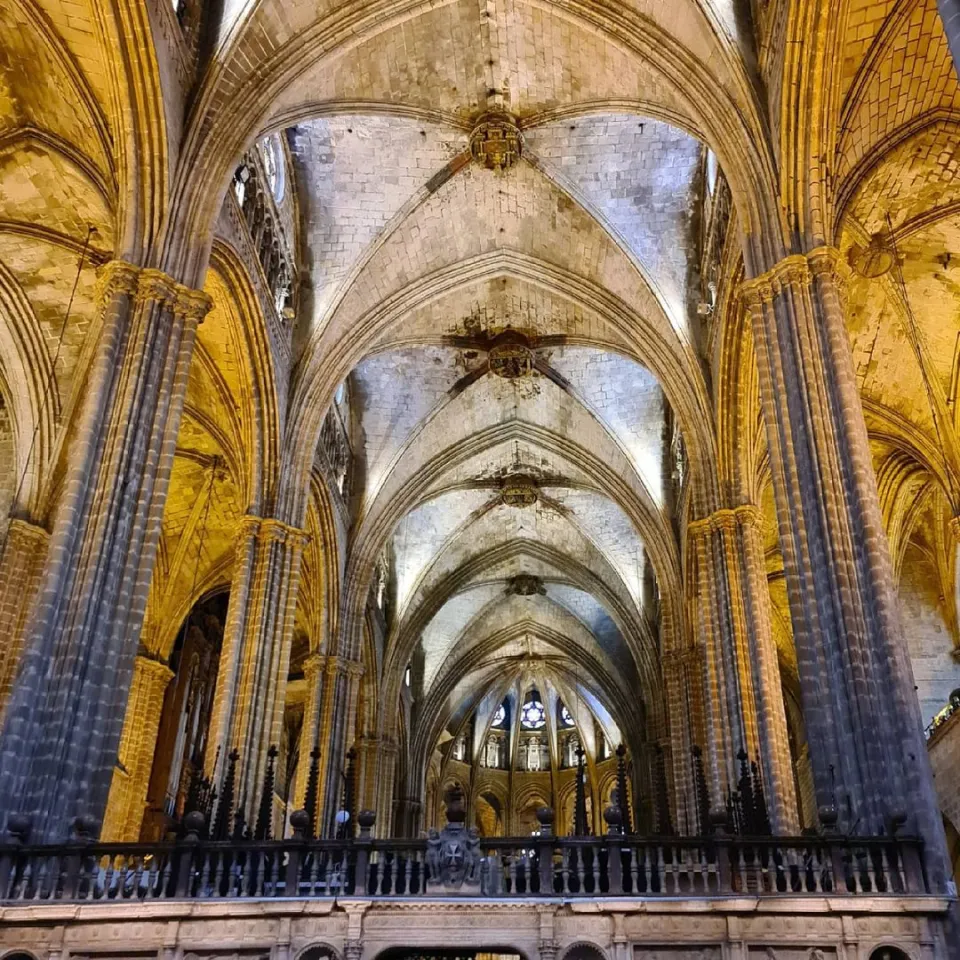 Impresionante interior de la Catedral de Barcelona, dedicada a la Santa  Cruz y a Barcelona Guides Group Visitas Guiadas por Barcelona y Cataluña